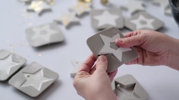 Kunsthandwerkerin fertigt Gips-Rohlinge für Weihnachtsgebäck. Kreativität zu Hause. DIY Wohnkultur — Stockvideo