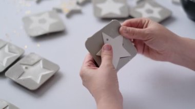 Sanatçı kadın Noel işlerinde kuru sıkı sıva yapar. Evde yaratıcılık. DIY ev dekorasyonu