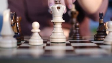 Satranç oynayan tanınmayan bir kadın. Strateji, yönetim ya da liderlik kavramı. Yavaş çekim videosu.