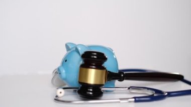 Stetoskop ve muhakeme çekici. Gavel ve steteskop. Tıbbi yargı yetkisi. Tıbbi görevi kötüye kullanmanın yasal tanımı. Avukat. Genel hatalar doktorlar, hemşireler ve hastaneler.