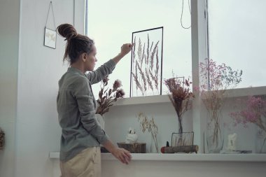 Kurumuş bitkilerden ve çiçeklerden oluşan bir bitki. Ev dekorasyonu için doğal dekoratif öğeler.