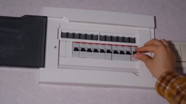 Dairedeki elektrik paneli. Sigorta kutusu. Sigorta kutusunda el değiştirme düğmesi var. Elektrikçinin kapattığı sigorta kutusunun düğmesini kontrol et.