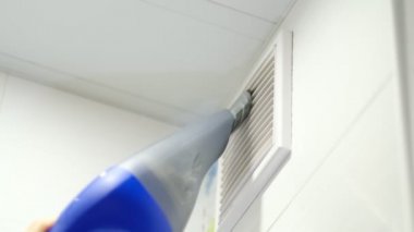 Elektrik süpürgesi borusu ve havalandırma ızgarası kapanıyor. Banyoda havalandırma ızgarası var. Ulaşılması zor yerleri temizlemek.