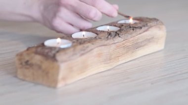 İnsan eli mumu yakıyor. Dua, inanç, din kavramı. Seçici odaklanma. Stok görüntüleri. Slow Motion videosu. Kapat.