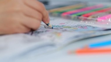 Yetişkinlerin boyama kitabı. Kadın yetişkinlerin stres atması için resimsel ve detaylı bir desen çiziyor..