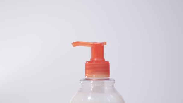 플라스틱 펌프는 액체와 신체 기름을 위한 병을 제거 한다. 영상을 클로즈업합니다. 손 과 몸에 스프레이가 묻은 우유 병. 클로즈업 슬로우 모션 비디오. — 비디오