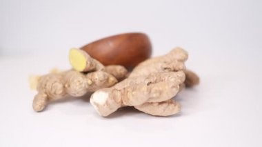 Kurumuş, kristalize edilmiş zencefil parçaları ve taze rizom kökü. Sağlıklı beslenme, mide bulantısı için ev yapımı ilaç, soğuk algınlığı. Zencefil kökü, zencefilli şeker ve zencefilli baharat.