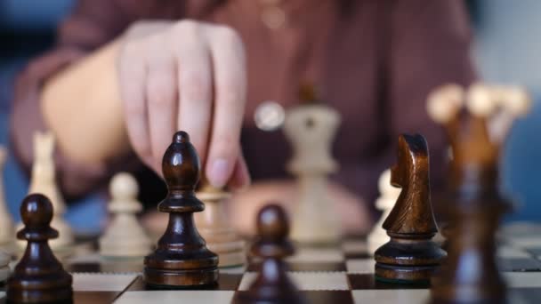 Невпізнавана жінка грає в шахи. стратегія, управління або концепція лідерства. повільне відео руху . — стокове відео