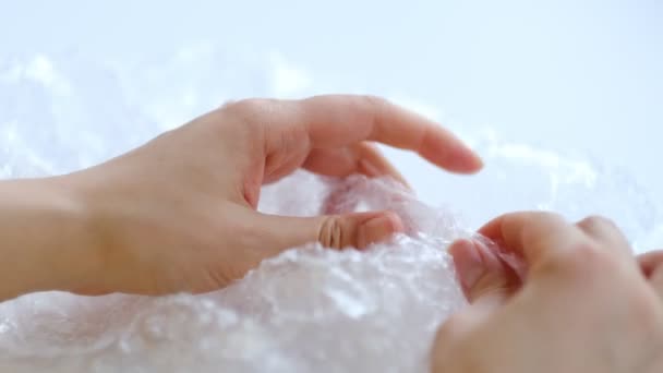 ASMR, vrouw drukt plastic bubble wrap als een stress verlichting. Opvouwbare noppenfolie — Stockvideo