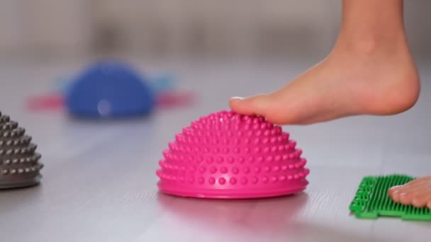 Voetmassage mat. Oefeningen voor benen orthopedisch massage tapijt. preventie platte voeten en hallux valgus Orthopedische massage puzzel vloermatten voor de ontwikkeling van kinderen — Stockvideo