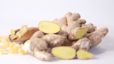 Kurumuş, kristalize edilmiş zencefil parçaları ve taze rizom kökü. Sağlıklı beslenme, mide bulantısı için ev yapımı ilaç, soğuk algınlığı. Zencefil kökü, zencefilli şeker ve zencefilli baharat.