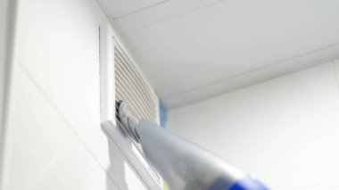 Elektrik süpürgesi borusu ve havalandırma ızgarası kapanıyor. Banyoda havalandırma ızgarası var. Ulaşılması zor yerleri temizlemek.