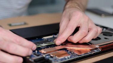 Tanımlanamayan mühendis RAM 'i çıkardı. Elektronik yenileme, iş, işgal konsepti