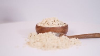 Bir kepçe Pea Vegan protein tozu. Spor beslenmesi.