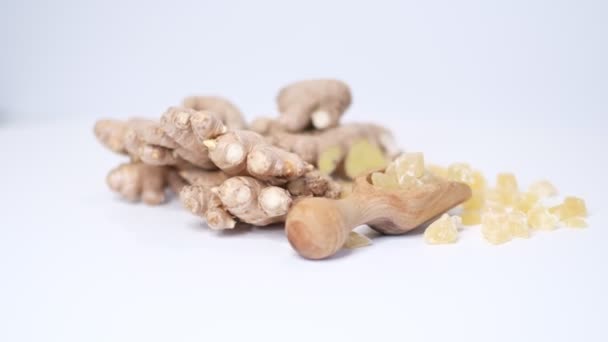 Dried candied crystallized ginger pieces and fresh rhizome root. Healthy eating, home remedy for nausea, colds. Ginger fresh root, ginger candy pieces and ginger spice — Stock Video