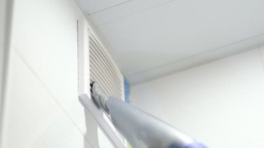 Elektrik süpürgesi borusu ve havalandırma ızgarası kapanıyor. Banyoda havalandırma ızgarası var. Ulaşılması zor yerleri temizlemek.