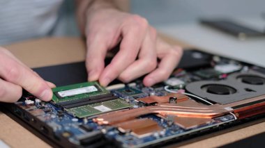 Tanımlanamayan mühendis RAM 'i çıkardı. Elektronik yenileme, iş, işgal konsepti