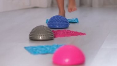 Ayak masajı paspası. Ortopedik masaj halısı için egzersiz. Gelişmekte olan çocuklar için düz taban ve hallux valgus ortopedik masaj yapboz paspasları