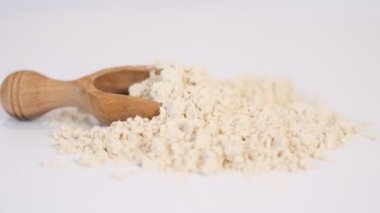 Bir kepçe Pea Vegan protein tozu. Spor beslenmesi.