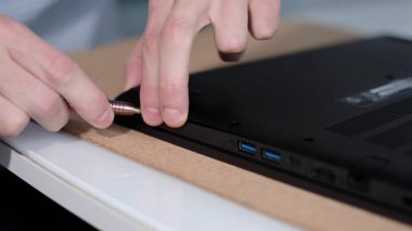 Bilgisayarı davadan ayıran tanımlanamayan mühendis. Elektronik yenileme, iş, işgal konsepti