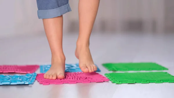 El niño pequeño pisa alfombras de masaje ortopédicas con diferente rigidez y textura. Masaje de pies con punta de gatillo Spiky Massage Ball. Liberación miofascial. de cerca. —  Fotos de Stock