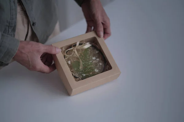 Artisan démontre un artisanat décoratif fini emballé dans une boîte cadeau — Photo