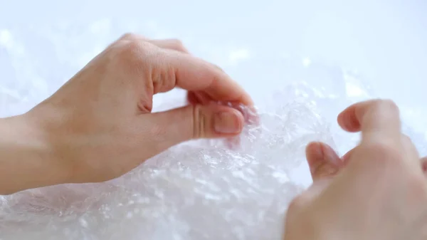 ASMR，女性按压塑料泡沫包裹作为压力缓解。爆裂气泡包 — 图库照片