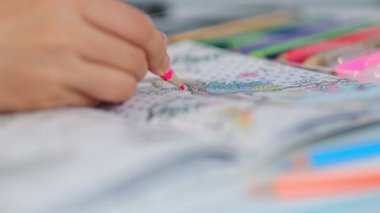 Evde kalemle bir Yetişkin boyama kitabı çizmek. Kalem tutan ve yetişkin boyama kitabını boyayan bir elin renkli videosu. Kişi bir illüstrasyon çiziyor