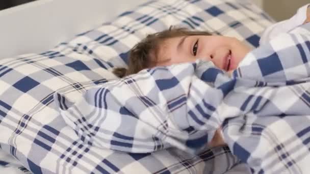 Dítě leželo na posteli v dobré náladě, dítě se zotavilo z nemoci a cítilo se dobře — Stock video