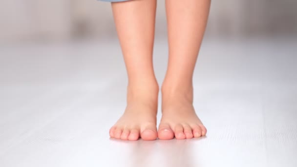 Criança rola do calcanhar aos pés. Prevenção de pés chatos em crianças. Exercícios para as pernas. Fisioterapia de pés chatos. close up Filmado vídeo. — Vídeo de Stock