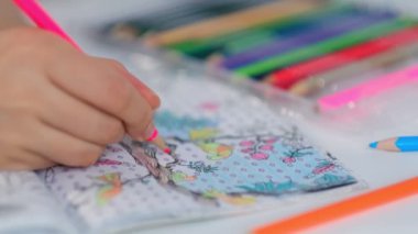 Yetişkinlerin boyama kitabı. Kadın yetişkinlerin stres atması için resimsel ve detaylı bir desen çiziyor..