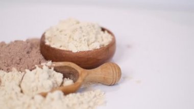 Bir kepçe Pea Vegan protein tozu. Spor beslenmesi.