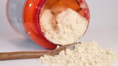 Bir kepçe Pea Vegan protein tozu. Spor beslenmesi.