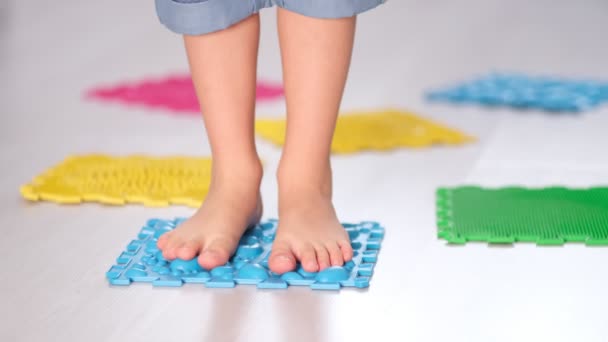 Lábak ortopéd masszázs szőnyeg. megelőzés lapos lábak és hallux valgus Ortopéd masszázs puzzle padló szőnyeg fejlesztés gyermekek számára — Stock videók