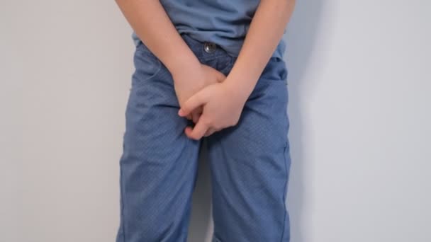 Chlapec chce jít na záchod, koncept zdraví. urologické problémy u chlapců — Stock video