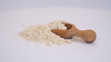 Bir kepçe Pea Vegan protein tozu. Spor beslenmesi.