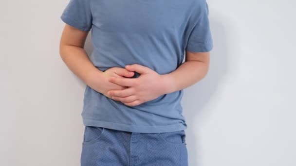 Petit garçon éprouve des douleurs abdominales. Médicaments pour bébés et concept de santé. Mal à l'estomac. Souffrir un jeune enfant. Intoxication alimentaire, douleurs abdominales. Problèmes de santé chez les enfants. — Video