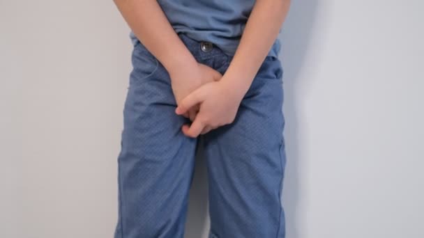 O rapaz quer ir à casa de banho, ao conceito de saúde. problemas urológicos em meninos — Vídeo de Stock