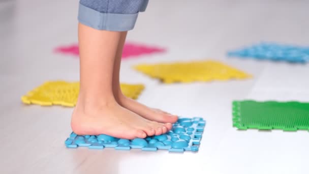 Beine orthopädischen Massageteppich. Prävention Plattfüße und Hallux valgus Orthopädische Massage Puzzle Fußmatten für Entwicklungskinder — Stockvideo
