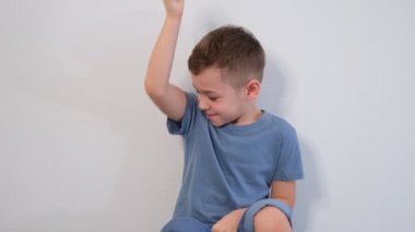 Küçük çocuk kötü kokuyor, kokluyor, ıslak koltukaltını kokluyor, ter kokuyor, hormonal değişimlerden kaynaklanan sorunlar, hareketli yüz ifadesi.