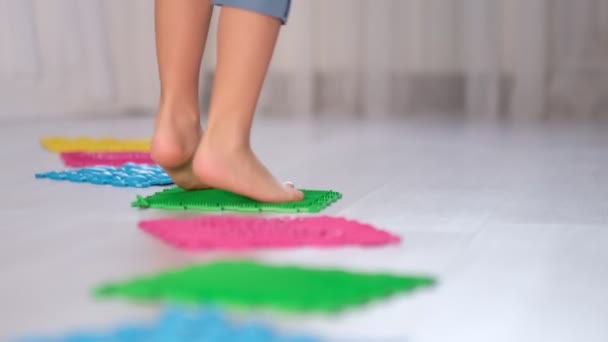 Kaki ortopedi karpet pijat. pencegahan kaki datar dan katup hallux Pijat ortopedi tikar lantai teka-teki untuk anak-anak pembangunan — Stok Video