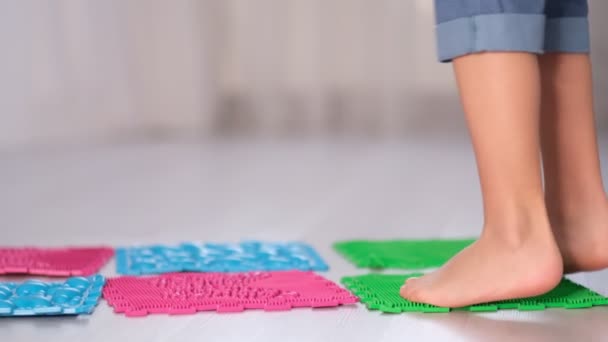 Bacaklar ortopedik masaj halısı. Gelişmekte olan çocuklar için düz taban ve hallux valgus ortopedik masaj yapboz paspasları — Stok video