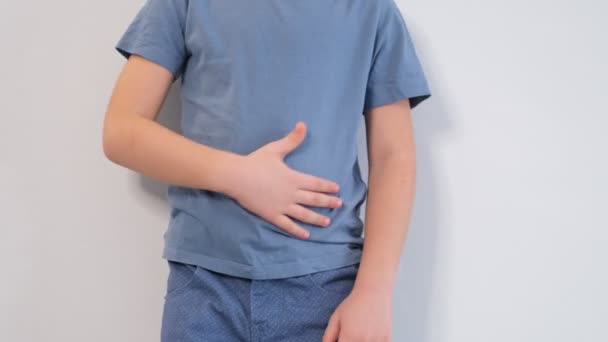 Petit garçon éprouve des douleurs abdominales. Médicaments pour bébés et concept de santé. Mal à l'estomac. Souffrir un jeune enfant. Intoxication alimentaire, douleurs abdominales. Problèmes de santé chez les enfants. — Video