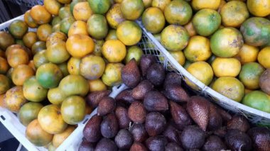 Padang Panjang, Endonezya - 29 Mayıs 2022: Padang Panjang geleneksel pazarında satılık meyve