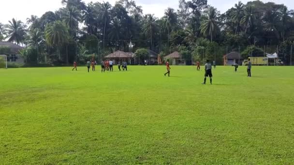 Pariaman Indonesien Juni 2022 Människor Som Spelar Boll Skolmatch Fotbollsplan — Stockvideo