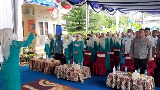 印度尼西亚帕瑞曼 2022年6月15日 帕瑞曼市各级政府官员在锡卡帕克蒂木尔村的Pkk活动中演唱印度尼西亚拉亚国歌 — 图库视频影像