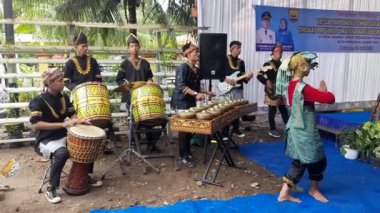 Pariaman, Endonezya - 15 Haziran 2022: Pariaman Şehri Sikapak Timur Köyü 'nde bir etkinlikte davul grubu ve diğer enstrümanlar