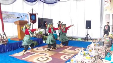 Pariaman, Endonezya - 15 Haziran 2022: Minangkabau geleneksel dans gösterisi Pariaman Şehri Sikapak Timur Köyü 'nde bir etkinliği doldurdu