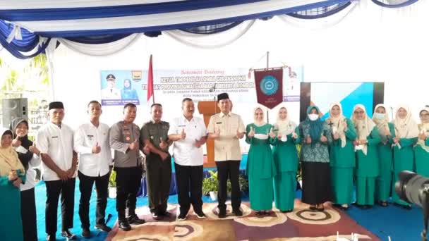 2022年6月15日 印度尼西亚 帕瑞曼 帕瑞曼市长在东锡卡帕克村办公室的一场活动中与特邀嘉宾合影 — 图库视频影像