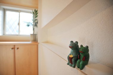 Ön kapıda kurbağa heykeli var.